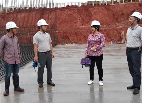 韋桂華、周善學(xué)到龍嶺大道三期項(xiàng)目調(diào)研