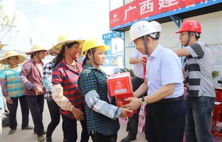 集團(tuán)公司黨委委員、副總經(jīng)理侯立林到公司施工一線送清涼