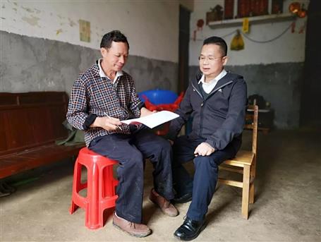 覃振華帶隊(duì)開展精準(zhǔn)幫扶“一戶一冊一卡”入戶活動(dòng)