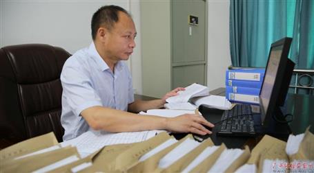 初心不改　本色不褪——記廣西勤廉榜樣、河池市紀(jì)委副書記、監(jiān)委副主任黃振林