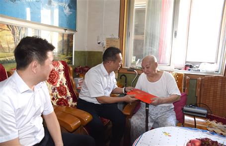 覃振華、賴海標國慶節(jié)前慰問離休老干部