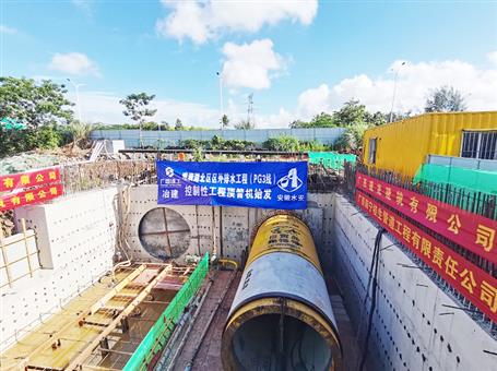 冶建第三分公司?？谑许?xiàng)目重95噸超徑頂管機(jī)精準(zhǔn)定位