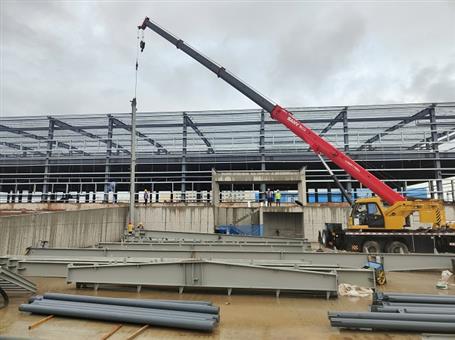 【奮戰(zhàn)三季度 打贏攻堅戰(zhàn)】冶建第四分公司內(nèi)蒙古項目2#冷庫鋼結(jié)構(gòu)首吊成功！